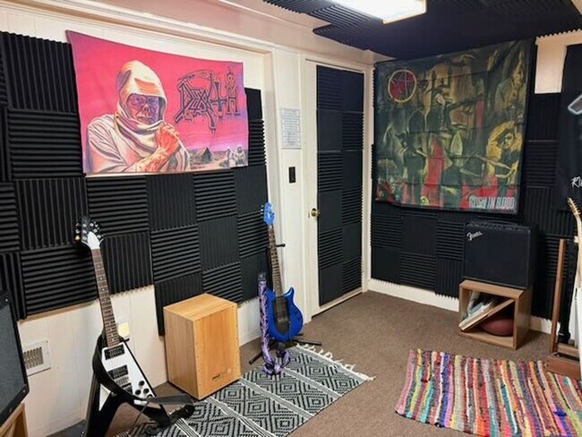 Building Photo - 4 Bedroom Townhome Across Street from JMU