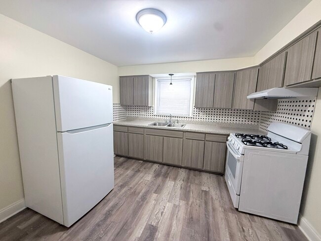 Building Photo - 11137 S Emerald Ave