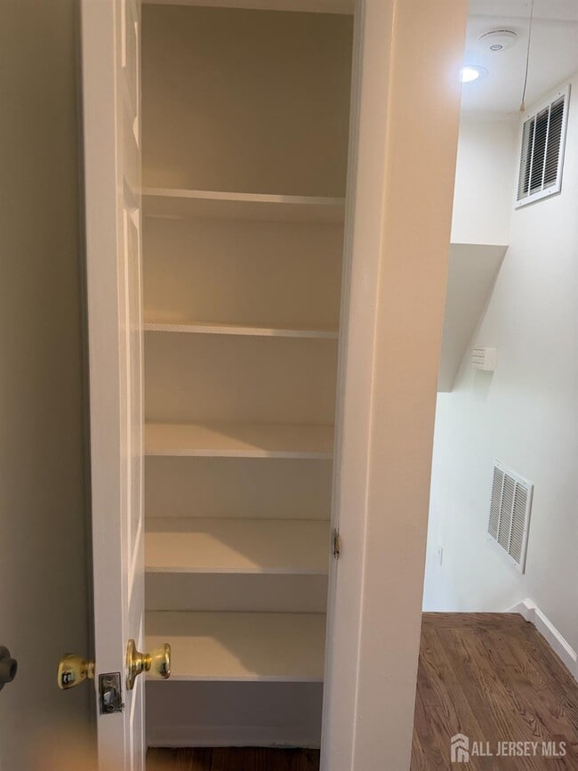 Building Photo - 13 Oakwood Dr