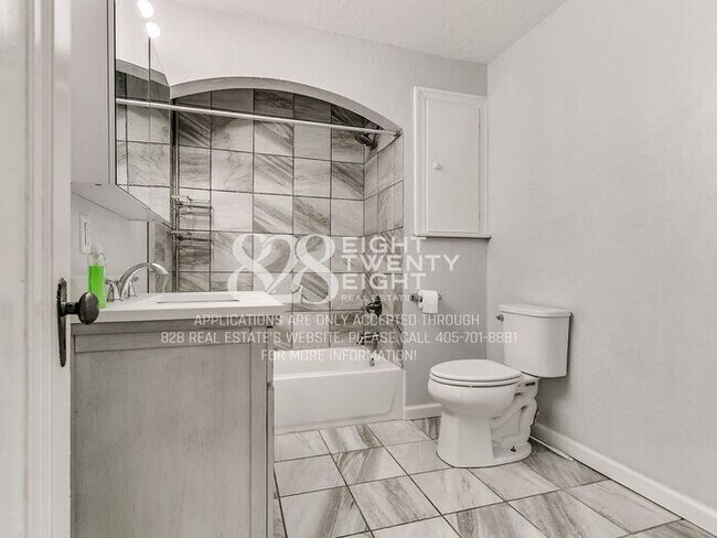 Building Photo - *AVAILABLE NOW!* 2 Bed/2 Bath Duplex Close to Campus Corner!