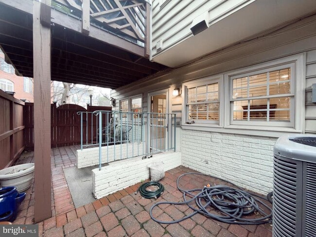 Building Photo - 259 Murtha St