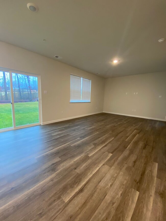 Building Photo - Brand new 4 bedroom, 2.5 bathroom Single F...