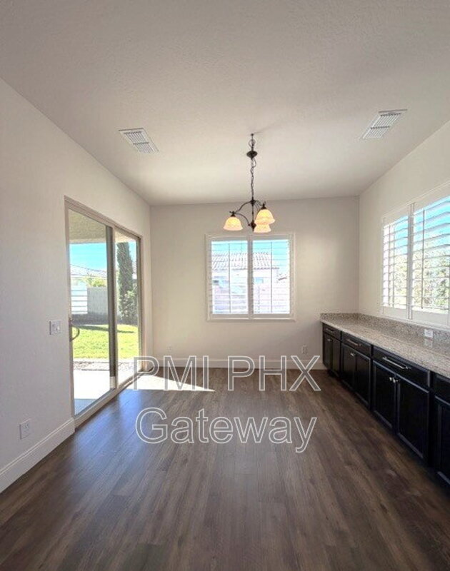 Building Photo - 2685 E Ebony Dr