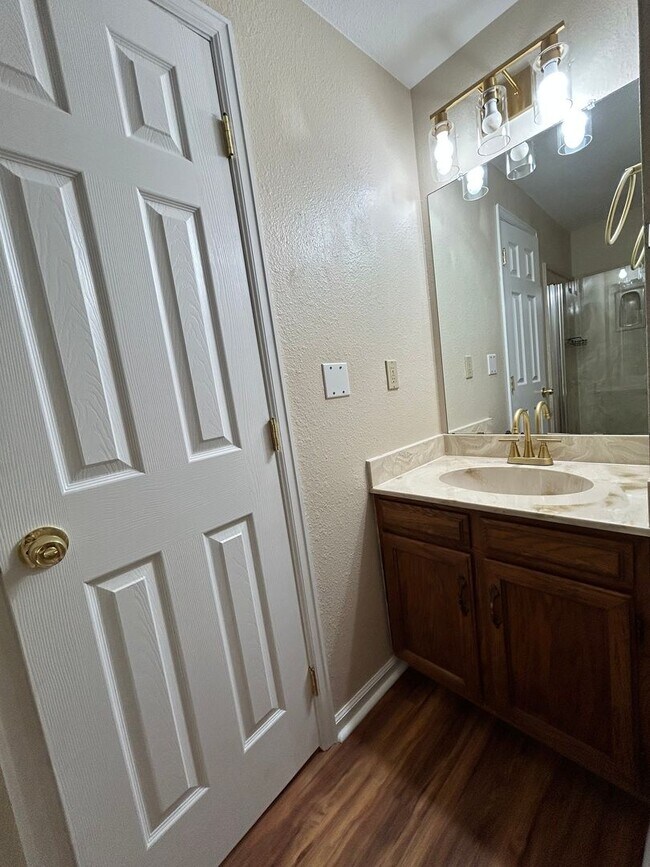 Building Photo - Recently Remodeled 2Bd/2Ba with Attached Garage in Longmont Duplex