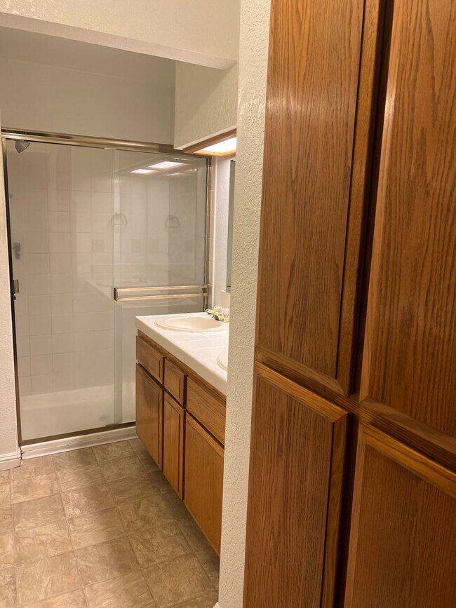 Building Photo - SPACIOUS 2 BEDROOM CONDO - EACH BED HAS OW...