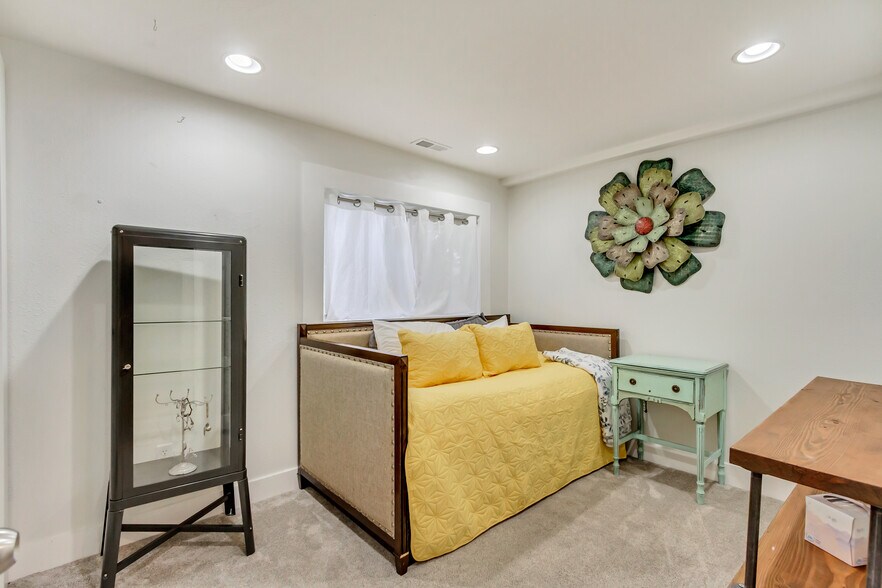 middle level bedroom - 7063 S Swan Hill Dr
