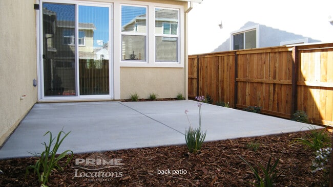 Building Photo - Spacious modern living