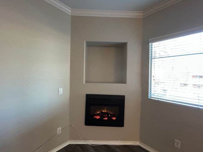 Building Photo - 955 E Knox Rd