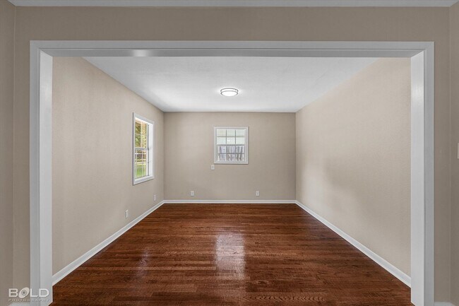 Building Photo - 822 E River Rd