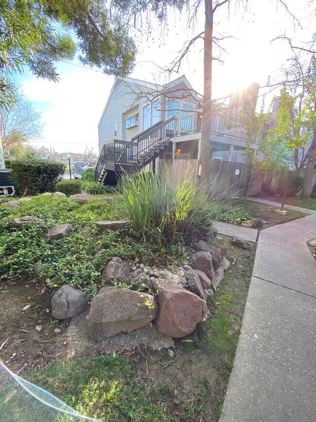 Building Photo - Bright Vaulted-Ceiling Condo in Gated Community • Pool • W/D Included • Move-In Ready