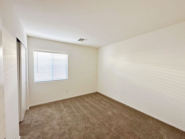 Building Photo - SINGLE STORY HOME WITH CASITA IN GATED COMMUNITY