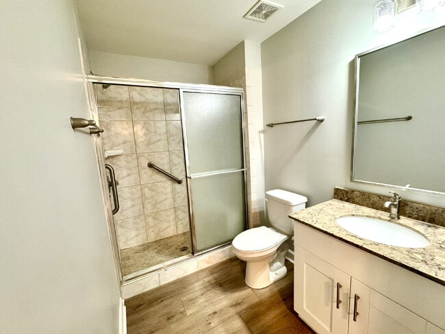 Building Photo - "Charming 2-Bed Oasis with 2 Full Baths in Prime Lynn Haven Location near Mosley High School"