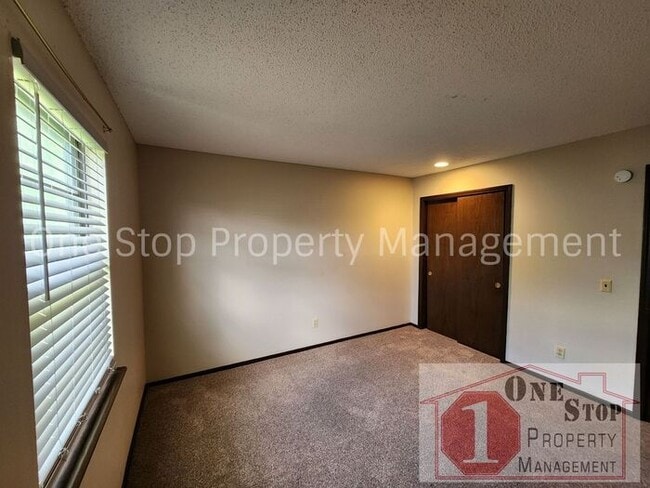 Building Photo - Beautiful 3 Bedroom / 1.5 Bathroom Duplex ...