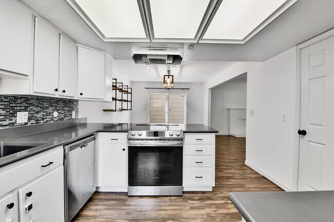Building Photo - $2,795.00 - 4 Bedroom, 3 Bathroom, Single ...