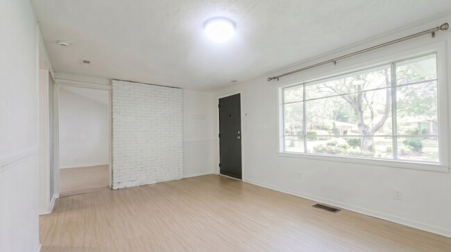 Building Photo - 3 bedroom 2 bathroom single family home | section 8 welcomed