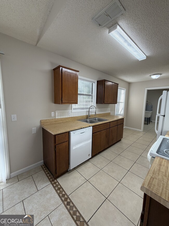 Building Photo - 107 Pineneedle Ct
