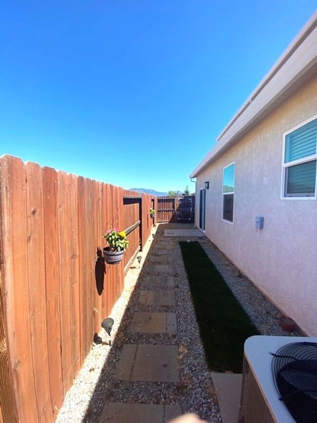 Building Photo - Luxury Townhome in West Redding!