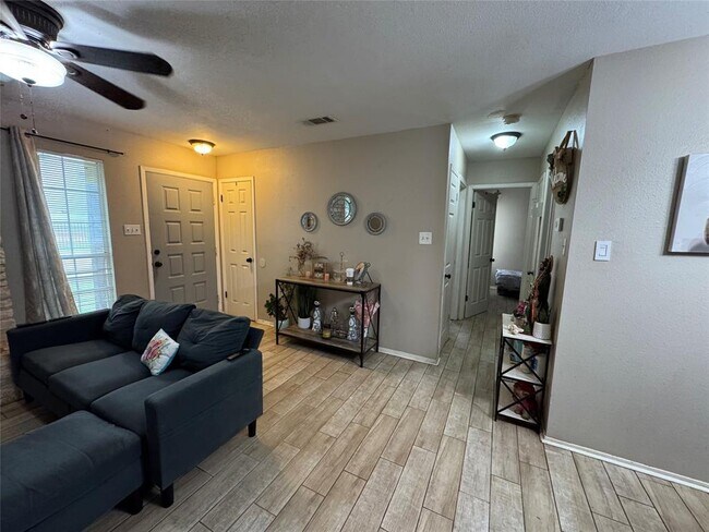 Building Photo - 401 Cypress Ln