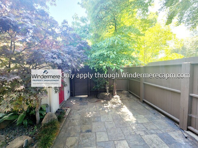 Building Photo - Gorgeous Campus Commons Home Available Now!