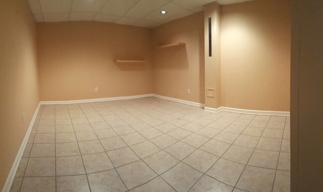 Building Photo - Spacious 3 bedroom 2.5 bath in Squirrel Hill!