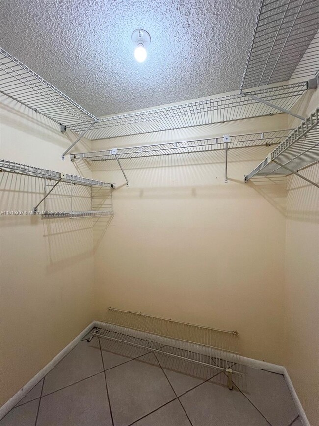 Building Photo - 304 Racquet Club Rd