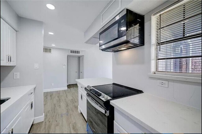 Building Photo - 9550 Deering Dr