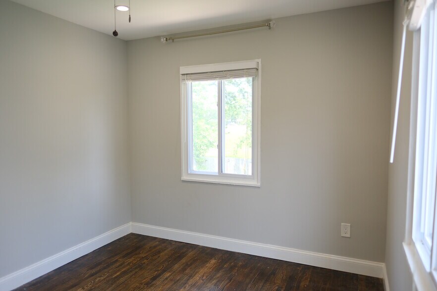 Building Photo - 2234 Roanoke Dr