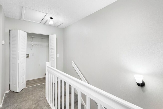 Building Photo - 2bedroom 1.5 Bath Town home ** January Ren...