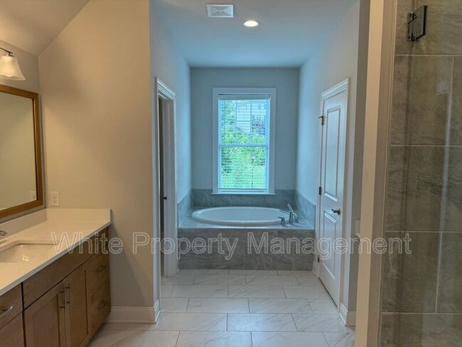 Building Photo - 209 Forsythia Ln