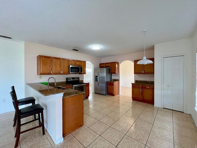 Building Photo - Beautiful 4 Bedroom Home in Maple Chase – Cypress Woods, Poinciana, FL