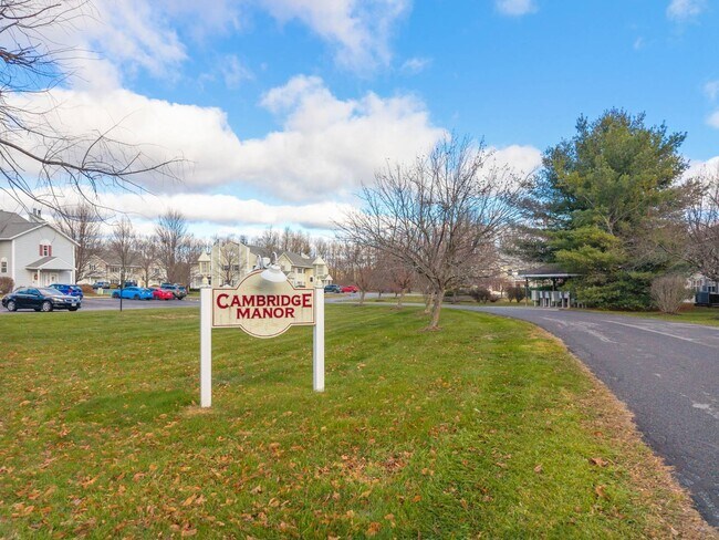 Building Photo - 1911 Cambridge Manor Dr
