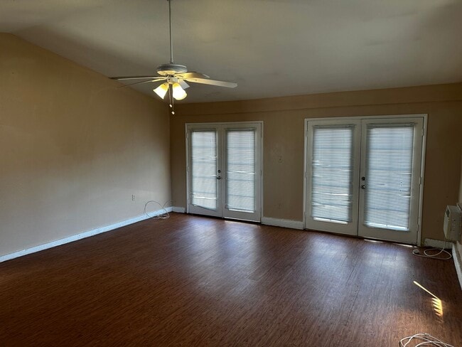 Building Photo - Riverside Home For Rent- 3 bedrooms!