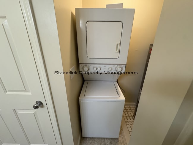 Building Photo - Large One Bedroom Condo For Rent in Lockwood Condominiums!