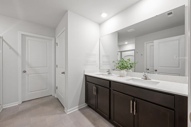 Building Photo - 1009 Chiles Dr