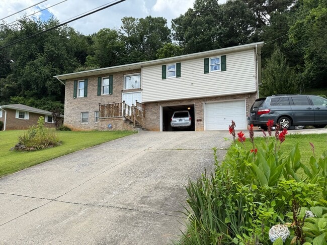 Primary Photo - Spacious 4-Bedroom, 3-Bath Home in a Desir...