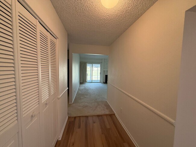 Building Photo - Spacious home right on the goldfcourse