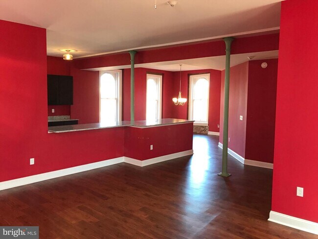 Building Photo - 2 W Loockerman St