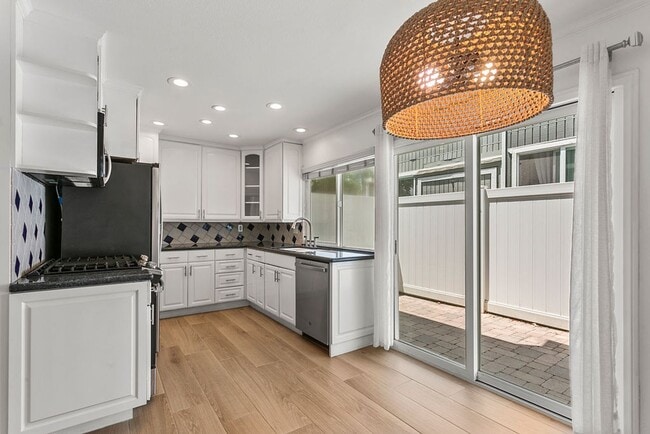 Building Photo - End-Unit Townhouse in Prime Newport Beach ...