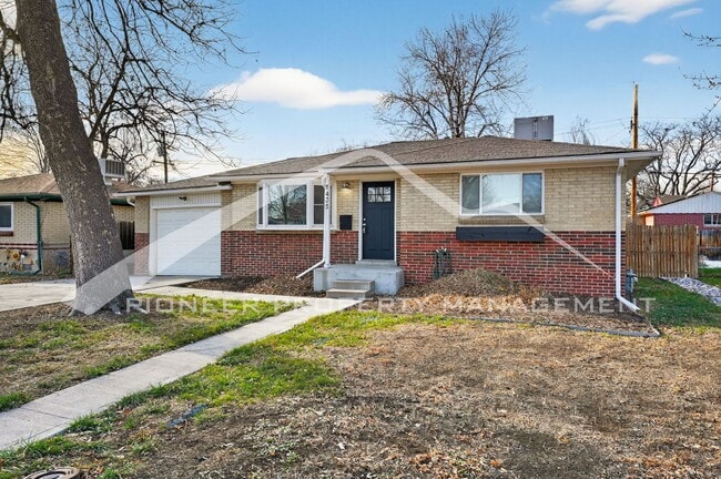 Building Photo - Gorgeous Home with Washer/Dryer and Fenced Yard
