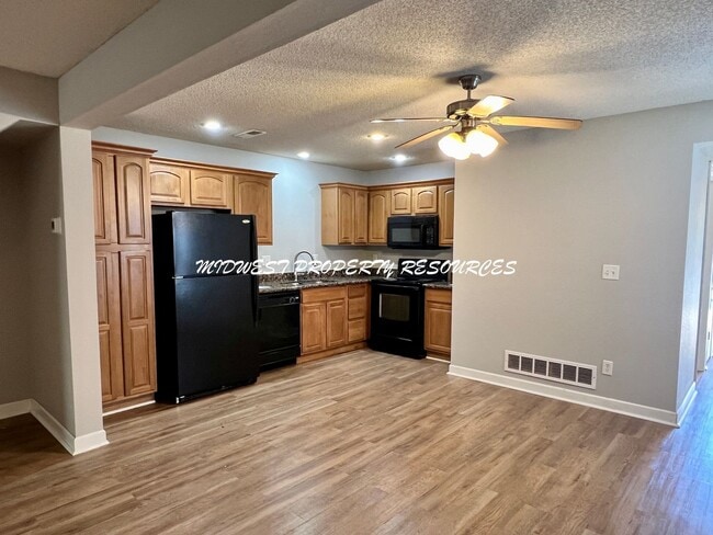 Building Photo - Stunning 3 Bedroom townhome w/ outdoor Maintenance provided