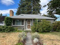Building Photo - 4 Bedroom 2 Bathroom Home for Rent