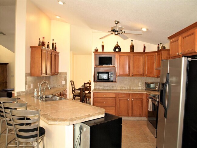 Building Photo - 4566 Serna Ave