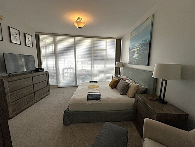 Building Photo - Unfurnished Annual DOWNTOWN ST. PETE - SIG...