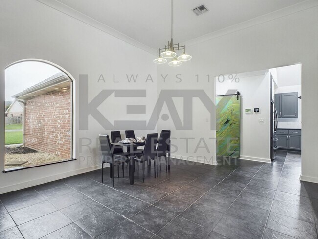 Building Photo - Three Bedroom Home in Sunset!