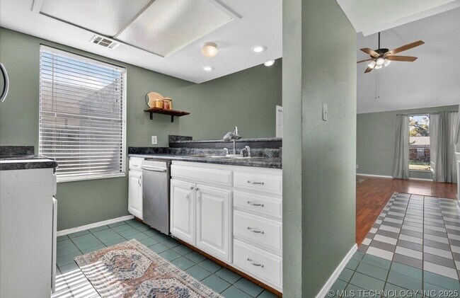 Building Photo - 420 N Cummings Ave