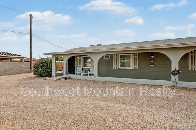 Building Photo - 560 S Grand Dr