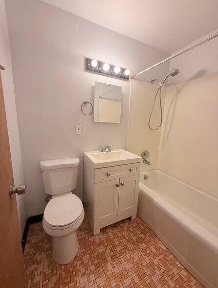 Building Photo - 4006 N Farwell Ave