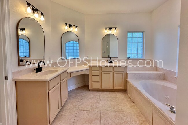 Building Photo - Gated South Crestview Community!