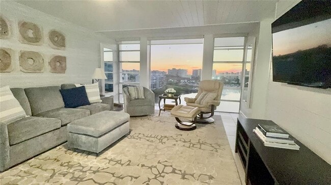 Building Photo - 7400 Sun Island Dr S