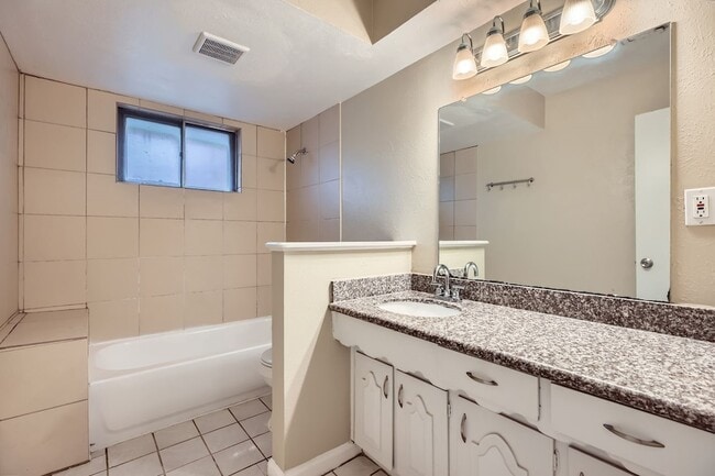 Building Photo - 1724 Midcrest Dr